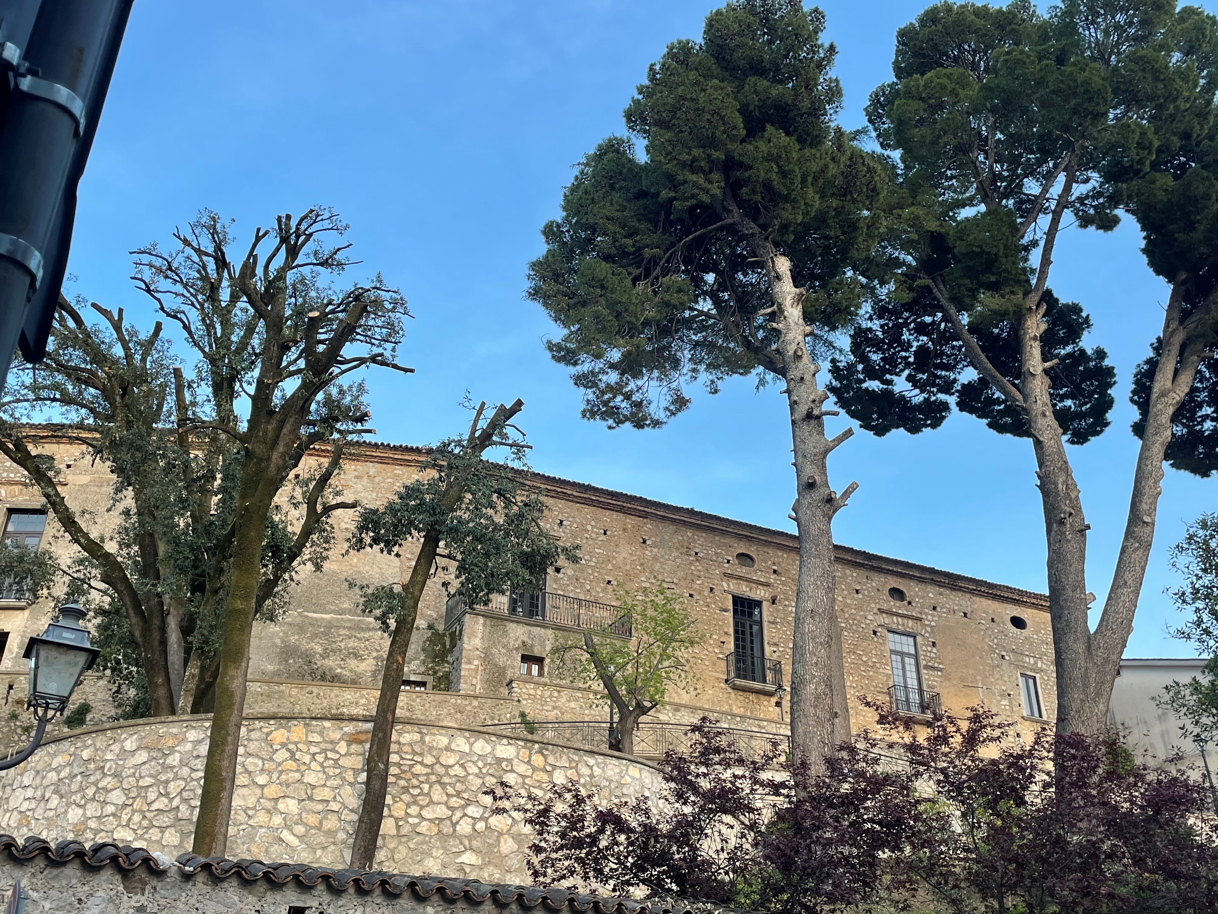 Il Castello Marchesale di Auletta, lato interno/paese 