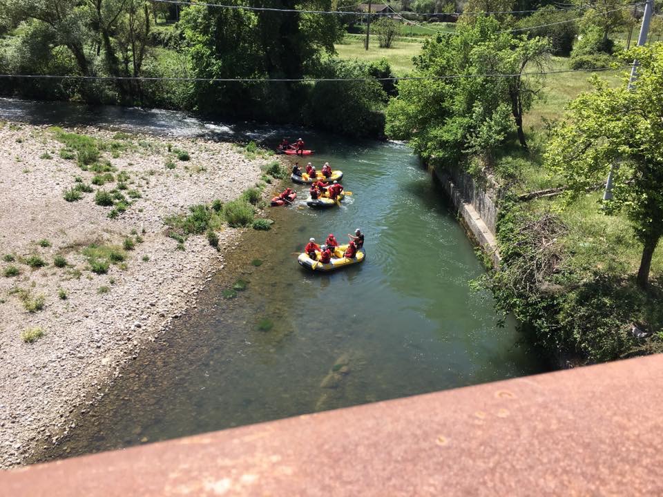 Alcune persone che fanno Rafting sul fiume in Contrada Ponte Nuovo